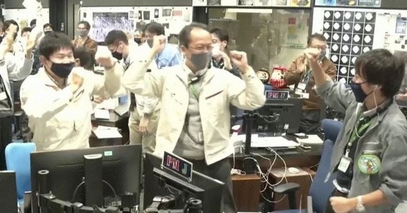 Freude über den Weiterflug von HAYABUSA-2