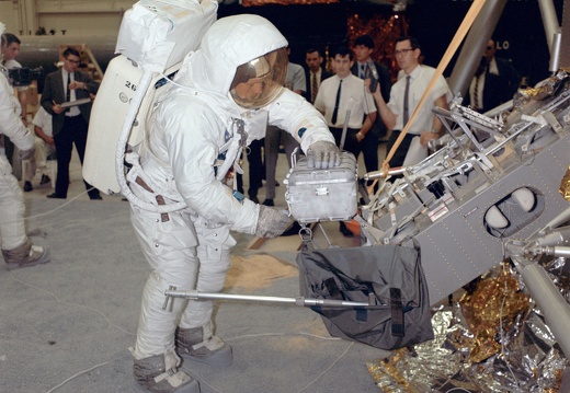 Neil Armstrong arbeitet mit einem Kasten f&#252;r Steine