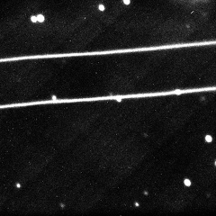 die Satelliten Starlink durchkreuzen die Aufnahme.