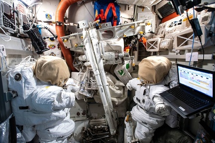 Raumanzüge im ISS Quest Modul