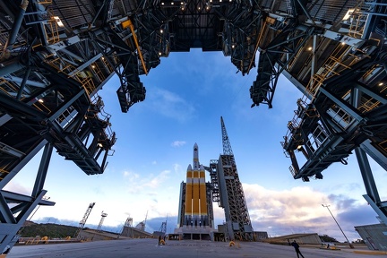 Delta IV Heavy NROL-82 - Tower Roll