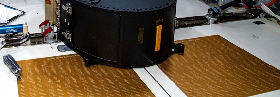 ISS - Columbus Tafel mit Namen der Erbauer
