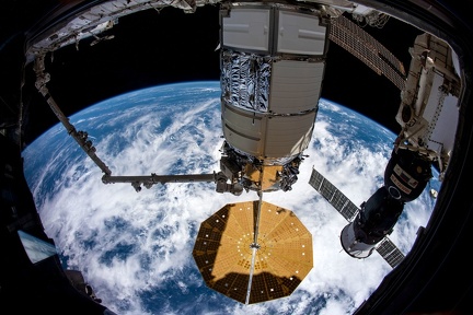 Cygnus NG-15 - Abdocken