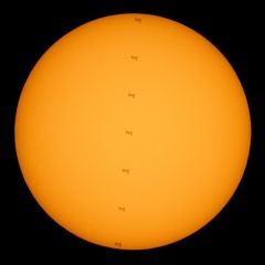 Die ISS durchquert die Sonne