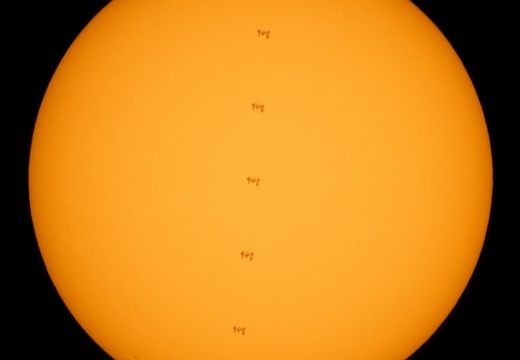 Die ISS durchquert die Sonne