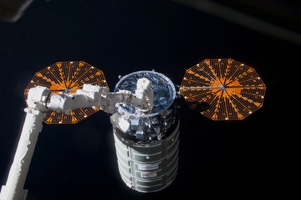 CygnusCapturedbyCanadarm2ISS049e045140on23Okt2016nasa4k