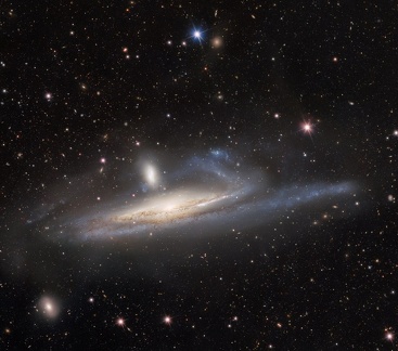 Die Verschmelzung der Spiralgalaxie NGC 1532 mit Zwerggalaxie NGC 1531