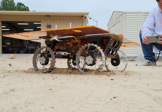 Der Test von CADRE Rover auf dem Mars Yard beim JPL
