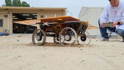 Der Test von CADRE Rover auf dem Mars Yard beim JPL