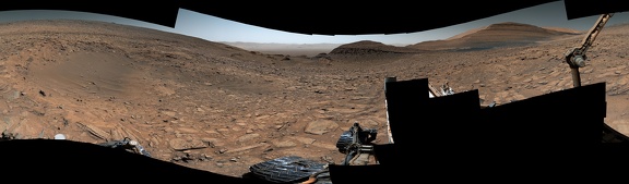 Curiosity betrachtet einen Krater bei "Jau"