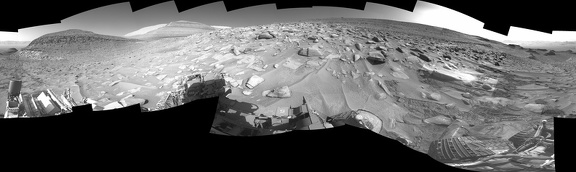 Curiosity betrachtet seine Spuren mit der Navcam