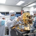 JPL-Ingenieure arbeiten am Spektrometer Carbon Mapper